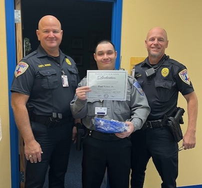LosEncinosES's tweet photo. Thank you Officer Nunez for protecting our eagles every day. And thank you @CCISDPolice for their continued support. #SupportStaffWeek https://t.co/ixpBLU3ybE