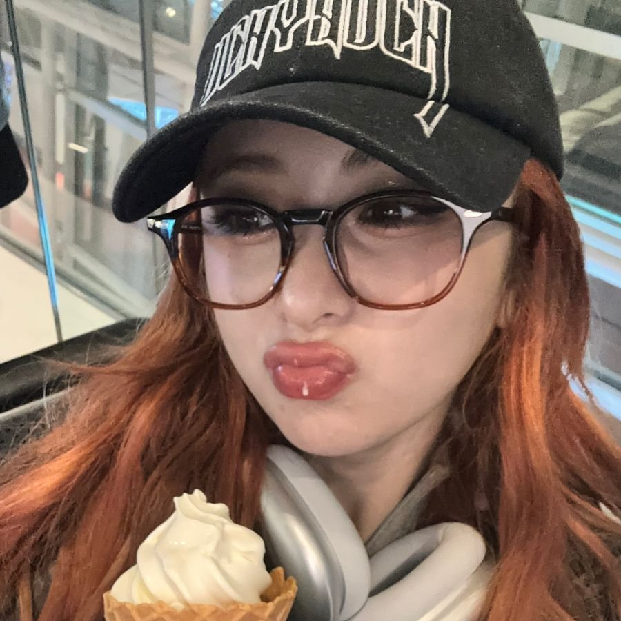 daily yunjin tweet media