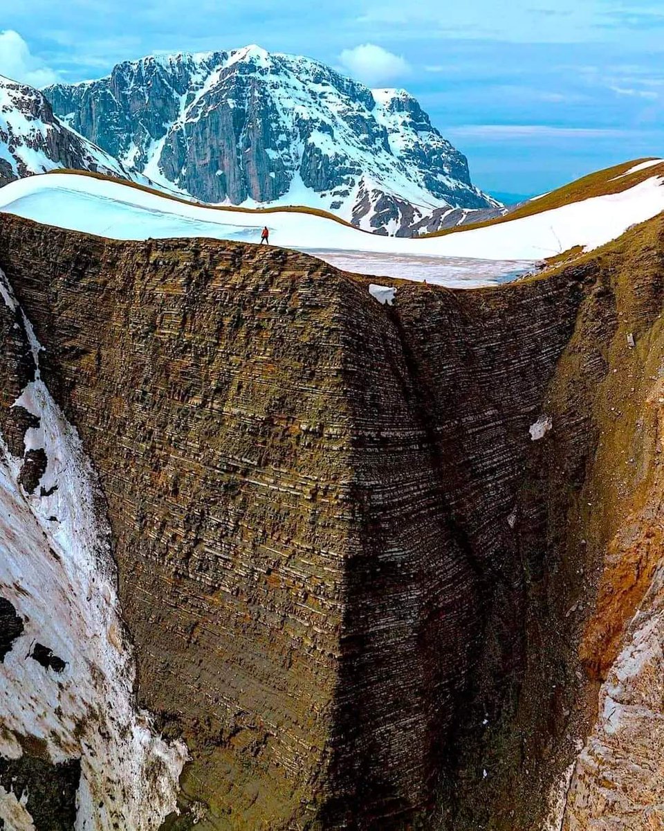 GreekPictures's tweet photo. #Tymfi #Dragon Lake is located on a 2050 m. elevation on Tymfi massif, between #Aoos River and its tributary #Voidomatis, in the reserve area of the North #Pindus Range NW of #Gamila crest (2497 m.) which is Tumfi's highest peak. Its shape is elliptic, with a 5000m perimeter. https://t.co/kvhOg8rpPd