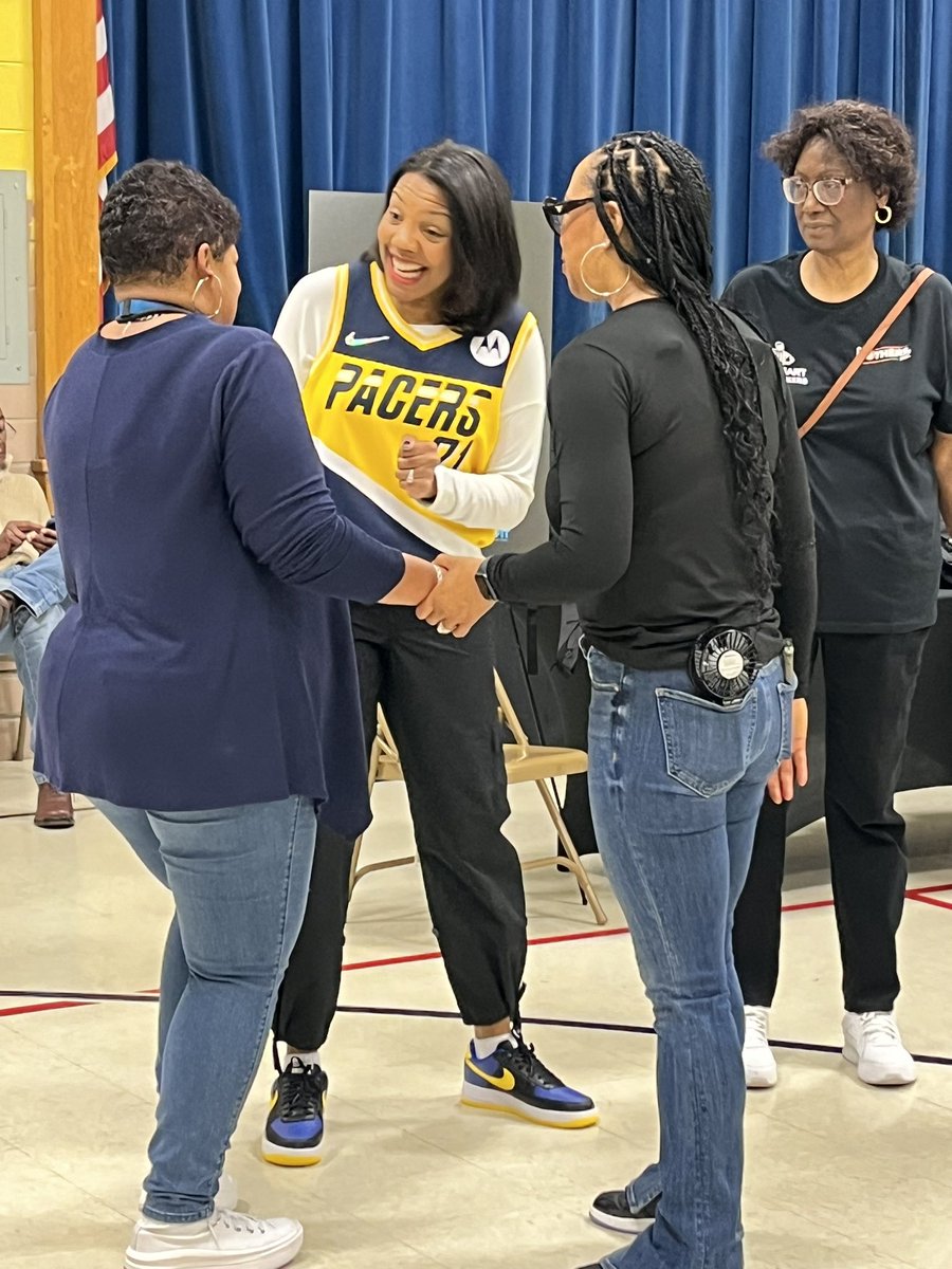 Stop 1️⃣ today: Anna Brochhausen School 88! Thx to @footlocker & #OURMothersInc (moms of @NBA players and alums), all of our @IPSBees88 students received new shoes and backpacks! And, I found a whole new group of girlfriends 🥰! #TeamIPS #NBAAllStar2024