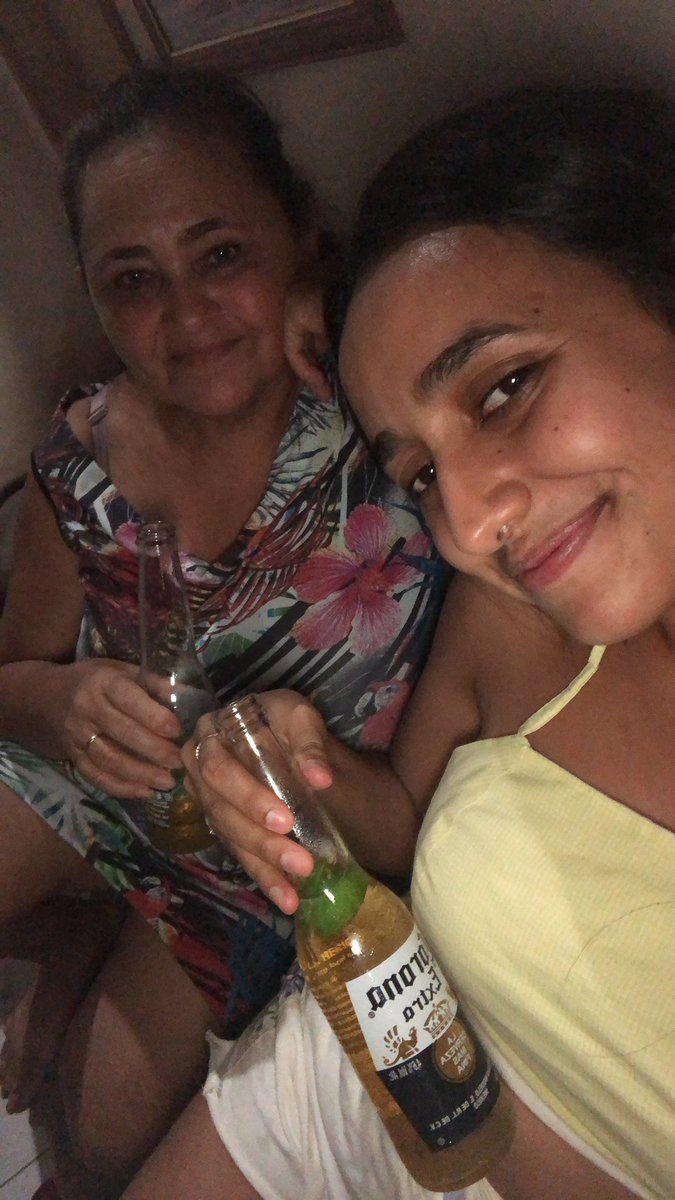 Mariataynan1's tweet photo. Tomando uma com a sogrinha https://t.co/ubzo6Ay5w7