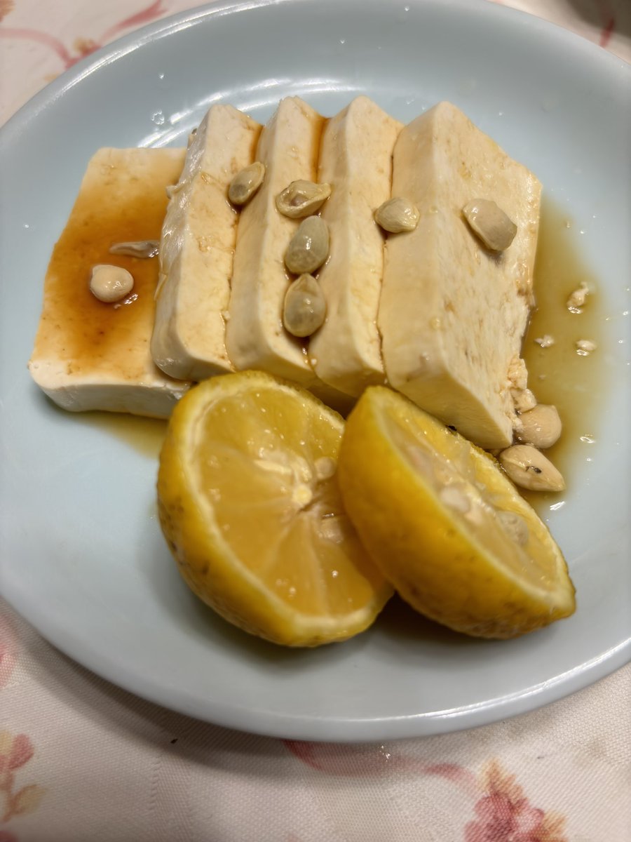 fgc1001's tweet photo. 歯がおれる硬い豆腐 自家製レモン🍋と一緒に https://t.co/cEtUOQ92ng
