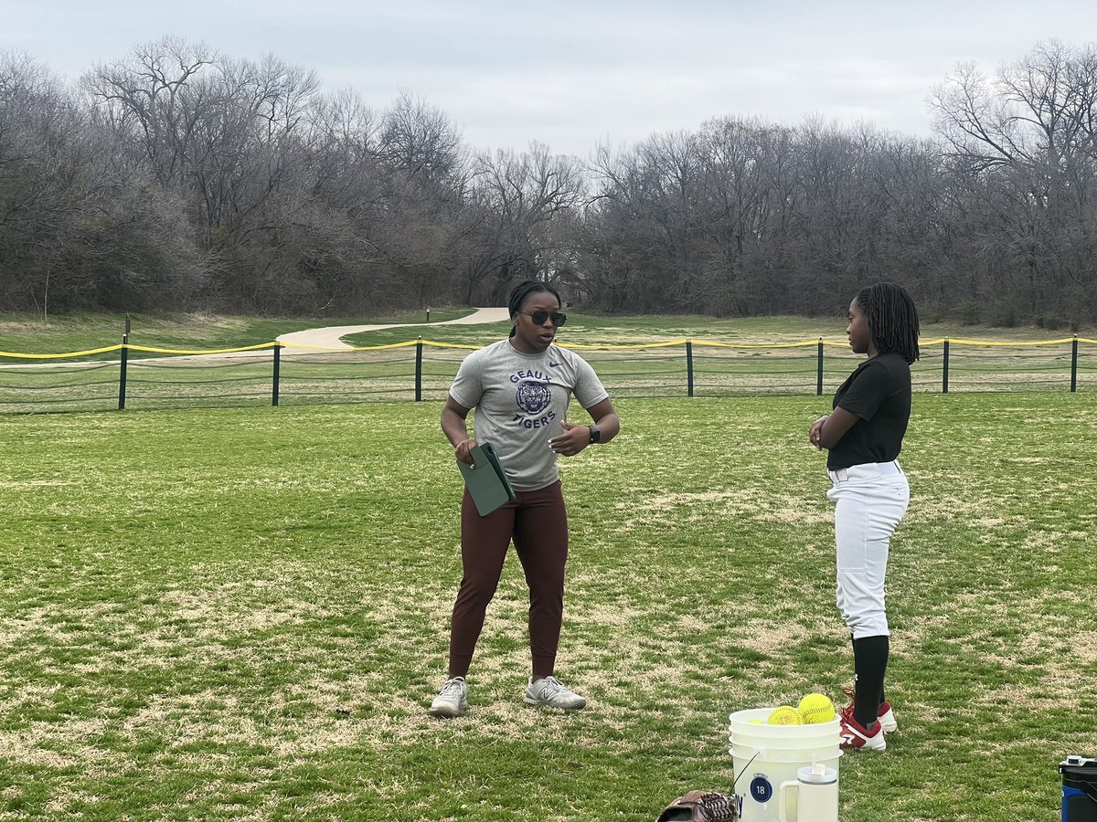 Getting some time in w/Coach @taryndeshay ❤️🤍💙 #Slapper #Outfielder #SoftballLife