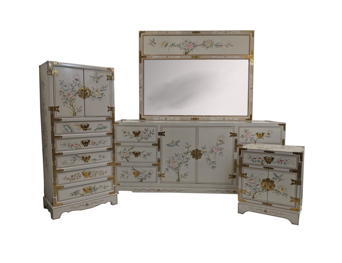 #blueandwhitedecor
5-Piece Hand Painted Oriental Bed Room Set With Brass Hardware 
Seen here: bit.ly/3YqEE10
