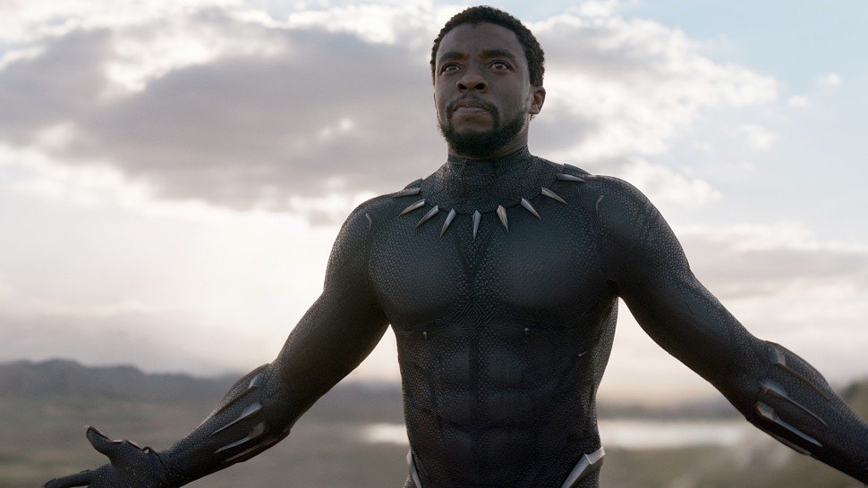 nacaomarvell's tweet photo. Há seis anos, PANTERA NEGRA, um dos melhores filmes da Marvel, era lançado.

O filme estrelado pelo lendário Chadwick Boseman, Michael B. Jordan, Danai Gurira, Letitia Wright, Angela Bassett e um grandioso elenco com a direção de Ryan Coogler, foi responsável por um impacto mundial inigualável e fez história ao se tornar o primeiro filme de super-heróis indicado a 'Melhor Filme' no Oscar, premiação em que foi indicado a 7 categorias e levou 3.

• Ruth E. Carter foi a primeira mulher negra a ganhar o prêmio de "Melhor Figurino".

• Hannah Beachler foi a primeira negra indicada e vencedora no quesito "Melhor Design de Produção".

• E também levou para casa a estatueta de "Melhor Trilha Sonora Original" feita pelo compositor sueco, Ludwig Göransson.