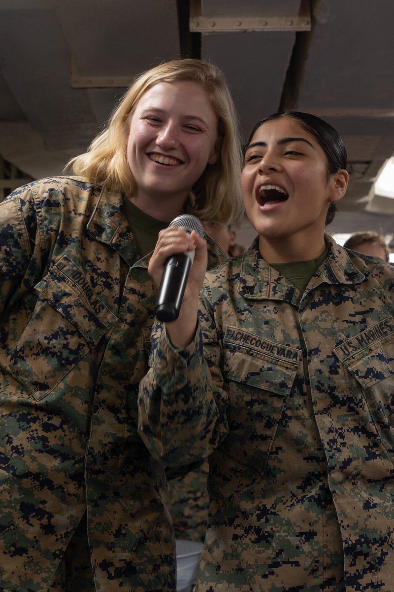 U.S. Navy Sailors and Marines sing aboard the amphibious assault carrier USS America (LHA 6) during a karaoke and ice cream social while conducting routine operations in the Philippine Sea.

#USNavy | #ForgedByTheSea https://t.co/Q3VQyLhx7m