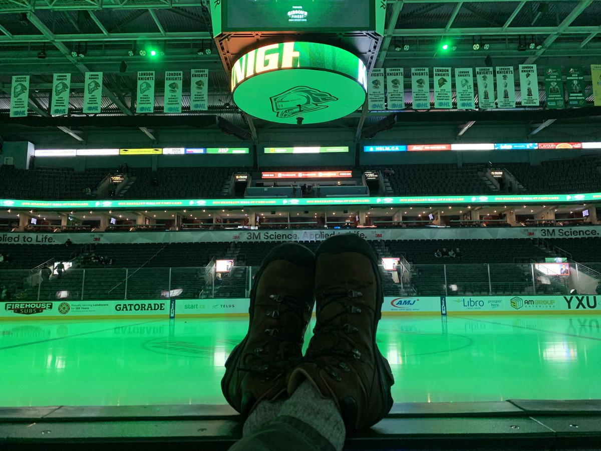 Back in the best seats in the house for what might be a very interesting game between the @LondonKnights and the @SooGreyhounds @BudGardens