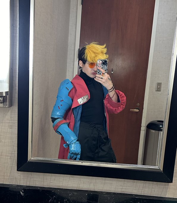 Katsu day 1 :3 #vashcosplay  #TRIGUNSTAMPEDE https://t.co/4cEDWI7WY7<a href="/tag/vashcosplay"class="tags">#vashcosplay</a><a href="/tag/trigunstampede"class="tags">#TRIGUNSTAMPEDE</a>