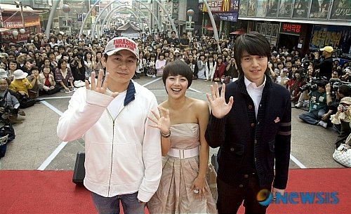 #LeeDongwook, Eugene and  Director Kim Jeong-kwon were at the stage greeting for #heartbreaklibrary in 2008