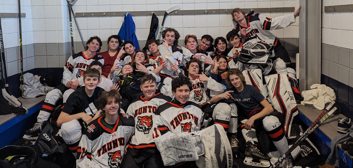 JV team earned the shovel in big W over Stoughton to finish off the season!

#DiggingDeep #TauntonHockey