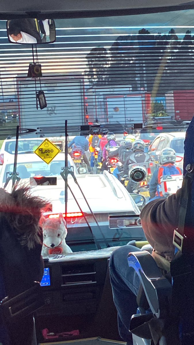 canada_eric97's tweet photo. Ya no es novedad que se lleva 1h30min del peaje de la #calle80 hasta bogota, que ya es un absurdo! Hoy 1 hora para mover 1,8km.
Absurdo la falta de gestión de esa vía, que de 2022 para 2024 que se queda cada día peor. Llegar en casa temprano y disfrutar de mi familia es un sueño https://t.co/Ac97zvsN8p