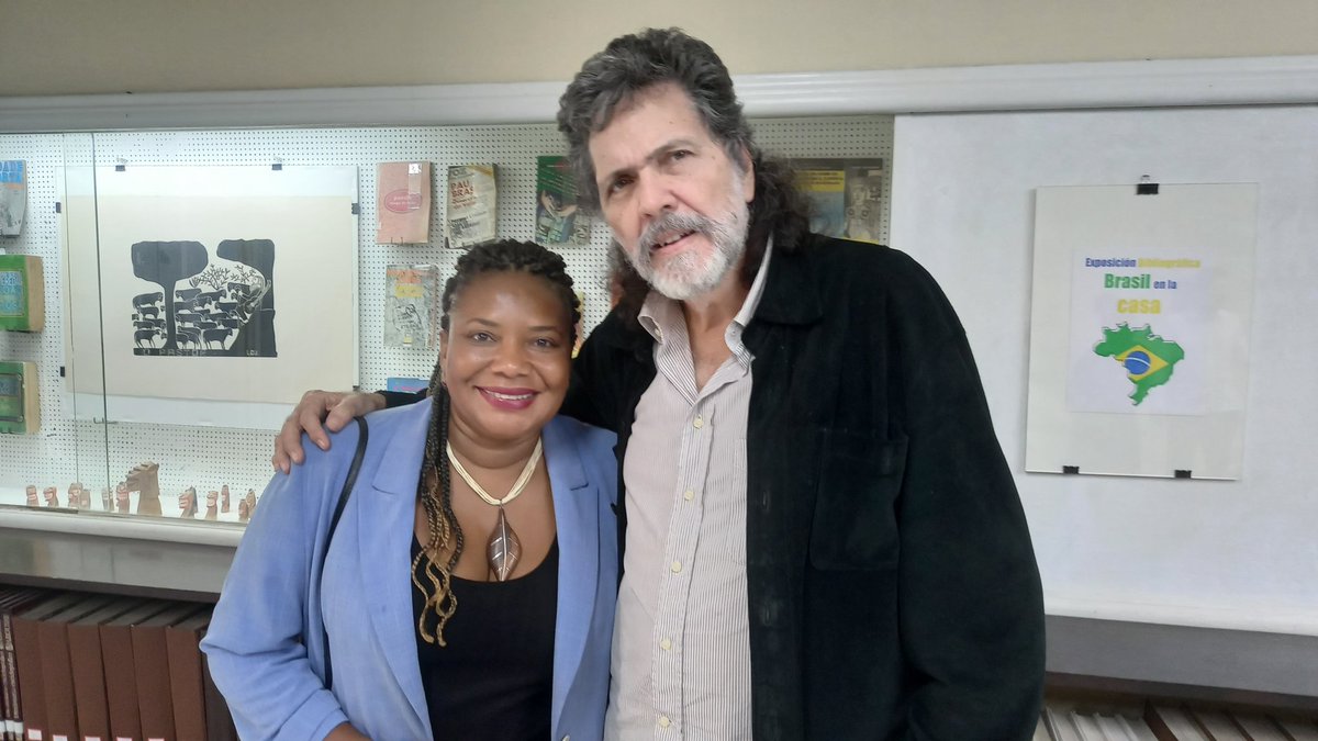 AbelPrieto11's tweet photo. Con Margareth Menezes, Ministra de Cultura de Brasil, en la Biblioteca José Antonio Echeverría de la Casa, en la exposición de artesanía popular, grabados, libros, discos y afiches brasileños, montada para la Feria. #NuestraAmérica https://t.co/uAcdvJyGyM