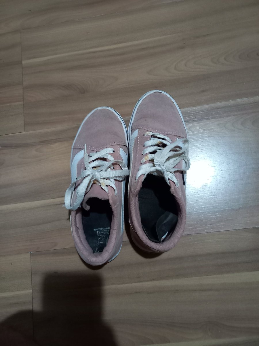 trouxademulher_'s tweet photo. Comprei esses tênis de uma amiga minha ano passado que sabe do meu fetiche e me ofereceu eles, pensa em um chulé delicioso, muito amor por eles! ❤️👟
#stinkyfeet #smellyfeet #chuléfeminino #podolatria #pés #fetiche #bdsmِ  #feetworship #feetfetiche https://t.co/z5h378ffUU