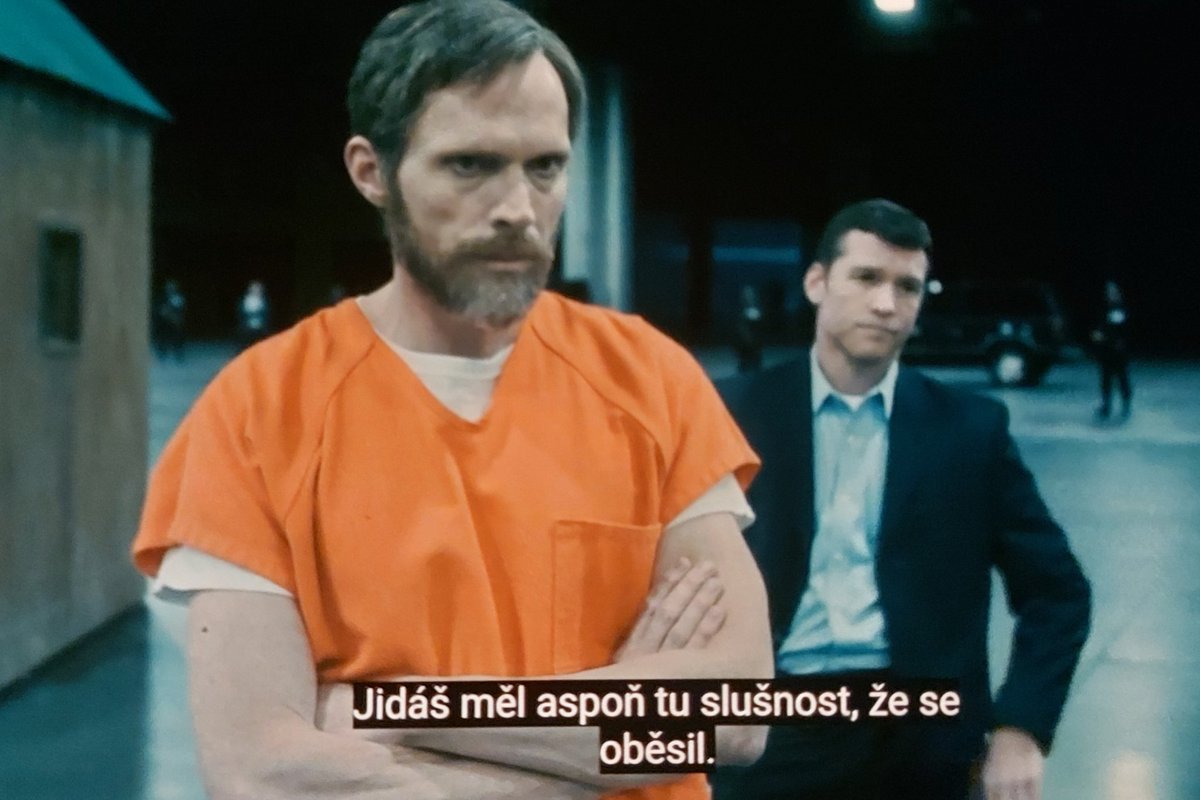 Paul Bettany jako Ted Kaczynski směrem ke svýmu bratrovi, kterej ho se svou starou udal FBI.
#ManhuntUnabomber