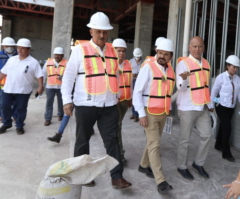 #EnFotos 📸 El director del <a href="/Tu_IMSS/">IMSS </a>, <a href="/zoerobledo/">Zoé Robledo</a> y el gobernador de #Tabasco, <a href="/cmmerino/">Carlos Manuel Merino Campos</a>, visitaron el nuevo hospital de #Cárdenas y supervisaron las unidades médicas en construcción