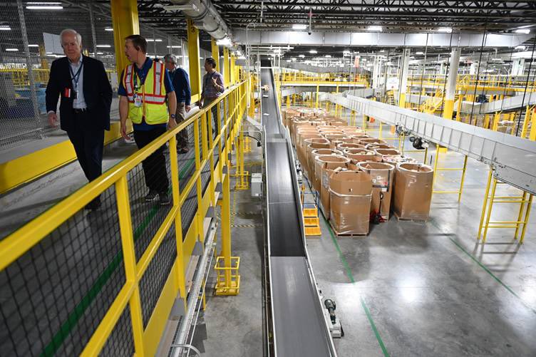 JohnCornyn's tweet photo. Enjoyed seeing one of Amazon’s most innovative robotics sortable fulfillment centers located in my hometown of San Antonio. This massive facility employs 2,000+ Texans and is one of the largest facilities of its kind in the country. https://t.co/zeKSjUrP6W