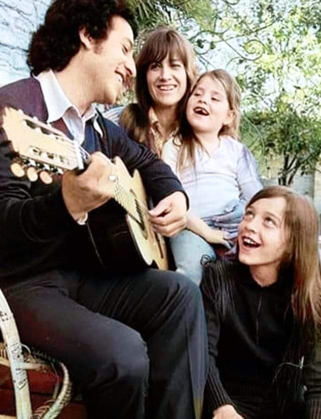 intentaamar's tweet photo. "Nosotros somos porque existe el amor y queremos ser mejores porque existe el amor y el mundo gira, crea, se multiplica porque existe el amor" 

¡¡Víctor Jara vive en el corazón del pueblo!!... 🖤❤️🌹 https://t.co/LGWLnsDXdG