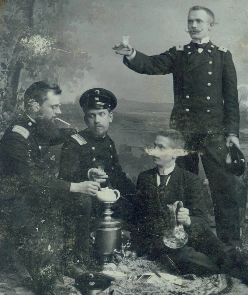 Служащие почтово-телеграфного ведомства выпивают. Начало ХХ века.