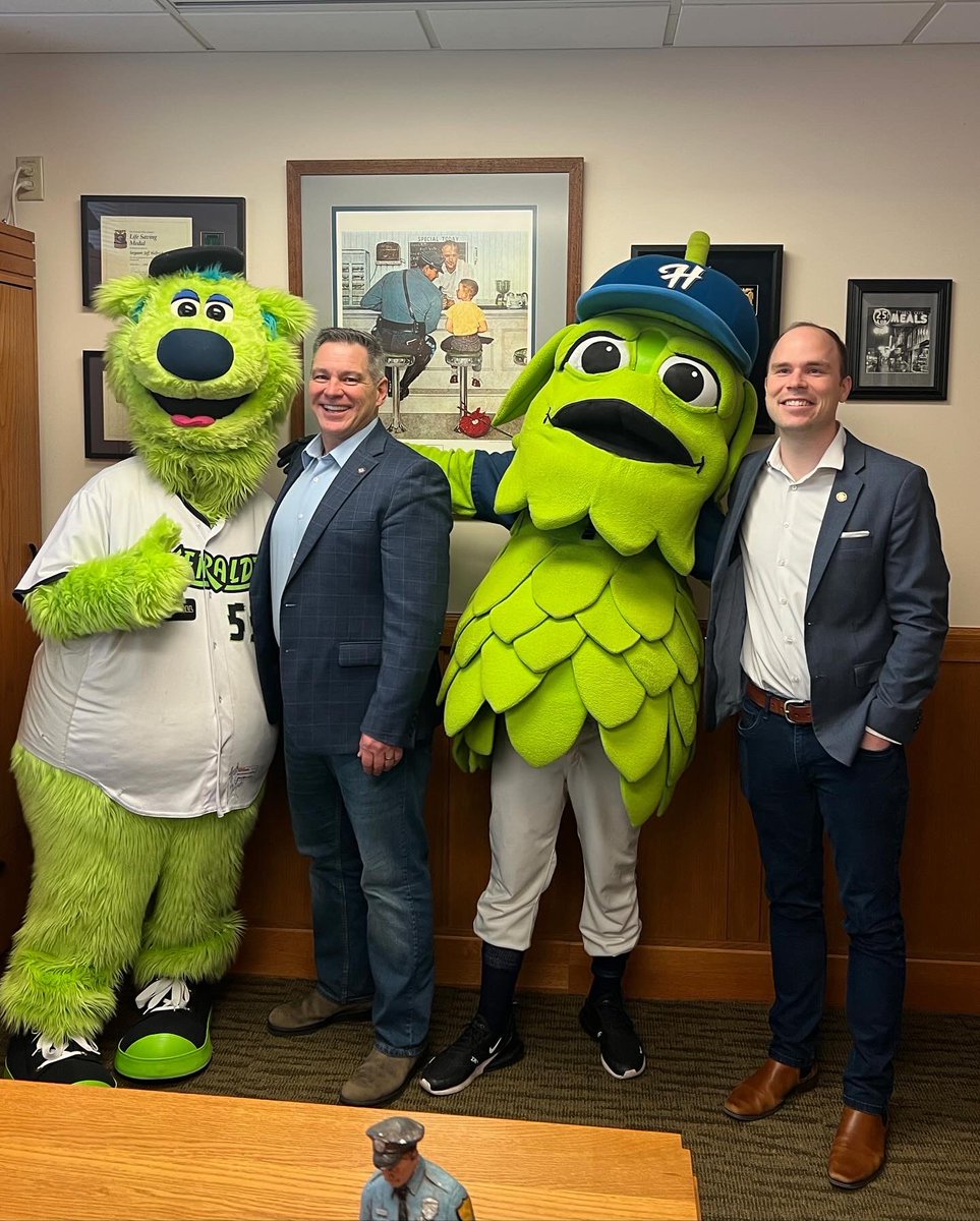 🎶 WHY CAN’T WE BE FRIENDS? 🎶

Today we called a truce at the Capitol and worked together hoping to secure a future for baseball in Oregon. 

#AllHoppedUp ✖️ #SaveTheEms