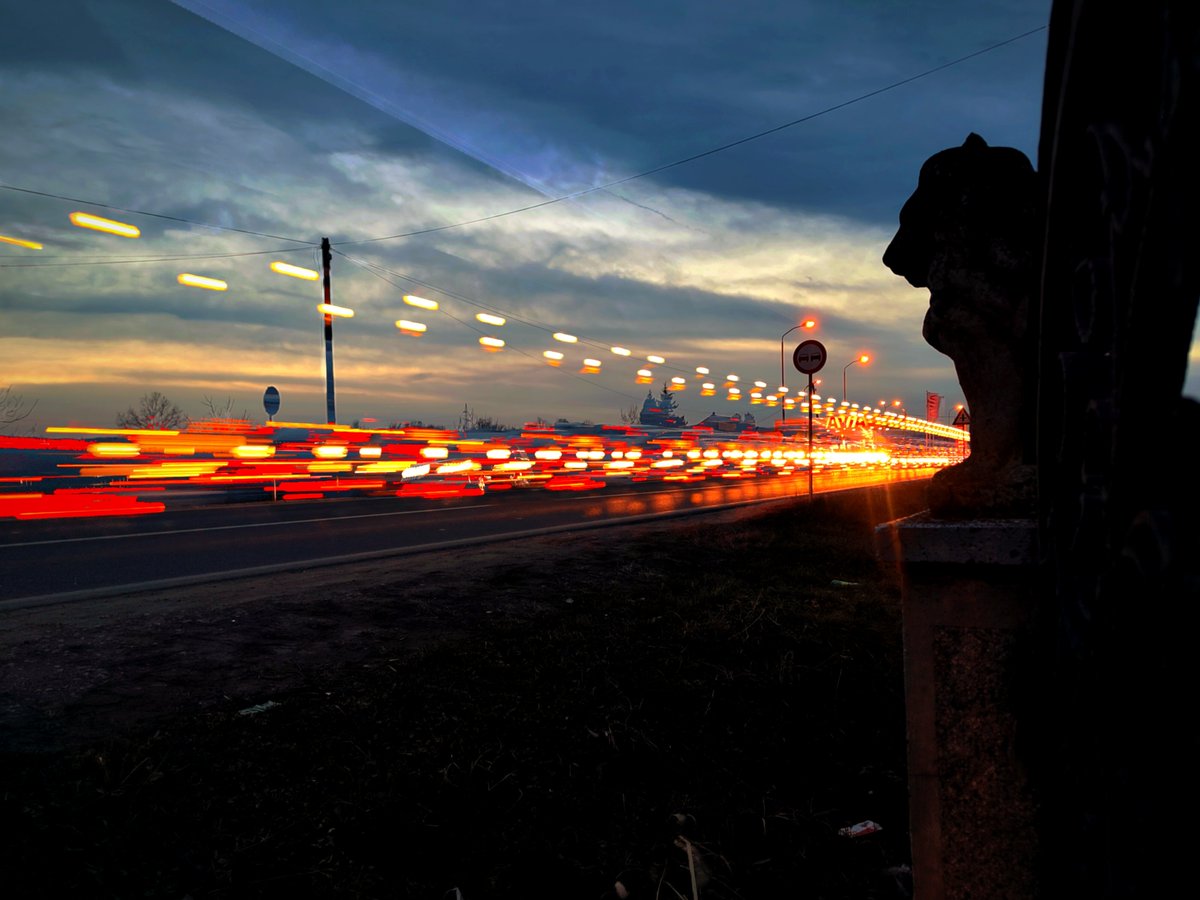 theSBoo's tweet photo. I love contrasts...It always fascinates me how the light manages to shine out of the darkness and put itself in focus.
As if it wants to stand out, attract attention and say - Everything around is irrelevant, I I'm shining!
@oppo #OppoRecaptured https://t.co/gKClidJJ9H