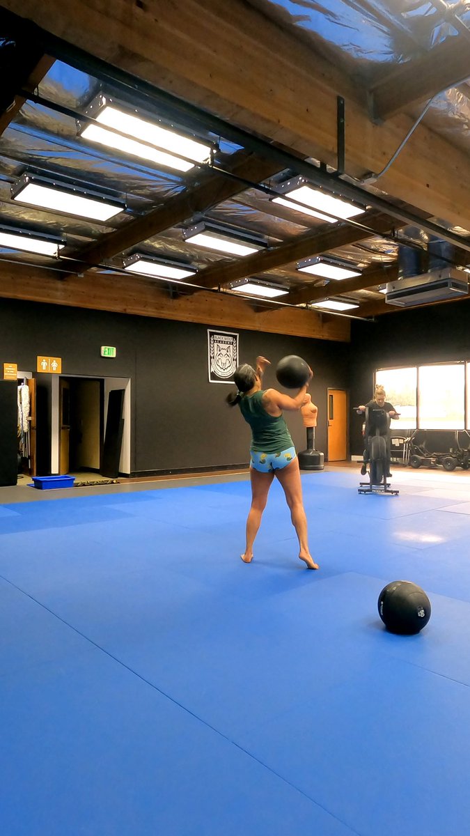 FrancesLycett's tweet photo. Happy Flex Friday!!! Last pic, heaving a 35# med ball! #FlexFriday #thisis63 https://t.co/0b5LvwyWuA