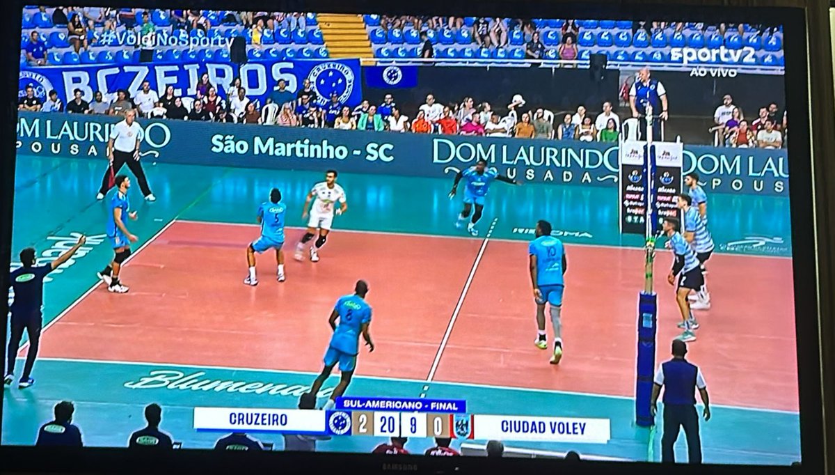 RedutosCelestes's tweet photo. E teve reduto presente na final do Campeonato Sul-Americano de Clubes de vôlei. Os Redutos @bczeiros e @_Blumenauzeiros viram de perto o 10° título do @sadacruzeiro ⚪️🔵🏆

#RedutosCelestes #Cruzeiro #SadaCruzeiro https://t.co/UM0JiDyv3L