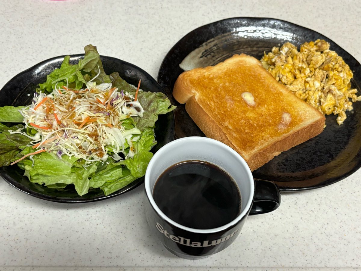 ykeoroshi's tweet photo. 自宅でモーニング☕️
スクランブルエッグ・トースト・サラダを用意して、スタバのコーヒーを淹れました https://t.co/CZgJzu6K2P