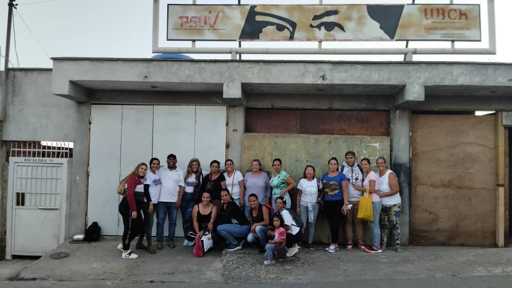 Yelitza_G24's tweet photo. Que gratificante es escuchar al pueblo, saliendo de la Asamblea para el debate de la la T de Economía, para recoger las propuestas de la agenda del Pdte @NicolasMaduro comunidad de Retamal. #LosTeques
#EdoMiranda
#movimientoemprendedordevzla
@HectoRodriguez
@RicardoMorenoS_ https://t.co/kY1ReDGkVN