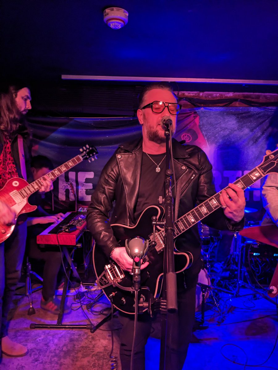 francofrancis's tweet photo. The Heavy North rockin tonight at The Troubadour, London. Gutted I had to leave early to catch the train home, was a top night 🤘🤘  @theheavynorth https://t.co/uK7AOjT7gS