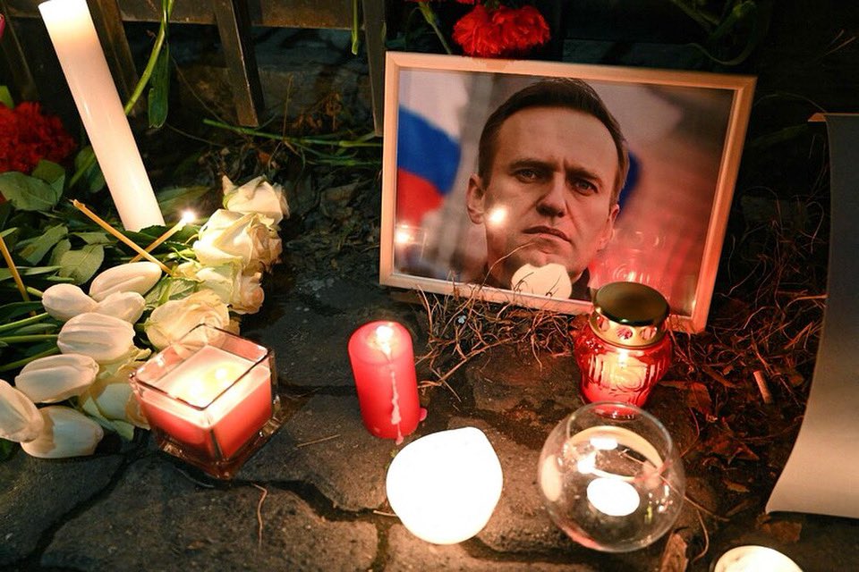 karinamichelin's tweet photo. Um dos maiores e mais corajosos opositores de Putin, Alexei Navalny, morreu na prisão de segurança máxima da Rússia, no Círculo Polar Ártico. 

Aos 47 anos e sem nenhum sinal de sérios problemas de saúde, Nalvany, de acordo com a televisão russa, morreu de trombose.

As autoridades penitenciárias disseram que Navalny se sentiu mal após uma caminhada nesta sexta-feira, 15 de fevereiro, perdendo a consciência.

Navalny que estava na prisão máxima na colônia penal “Polar Wolf” – a quase 2 mil quilômetros de Moscou, teve uma tentativa de reanimação em vão pela equipe médica dentro do Círculo Polar Ártico.

Essa notícia caiu como uma bomba sobre Putin, que no próximo mês irá concorrer ao seu quinto mandato para as eleições presidenciais. Vários líderes ocidentais, em primeiro lugar Joe Biden, acusou  diretamente o Kremlin. Biden disse que estava “escandalizado” com o que aconteceu, acrescentando que Putin é “responsável” pela morte do dissidente. As acusações foram rejeitadas pelo Kremlin e consideradas como “absolutamente inaceitáveis”.

O primeiro-ministro canadense, Justin Trudeau, disse simplesmente que Putin é “um monstro”. A primeira-ministra italiana Giorgia Meloni, espera que “este evento perturbador seja totalmente esclarecido”. Antonio Guterres da ONU, apelou para uma “investigação transparente.”

Em dezembro do ano passado, Navalny desapareceu da prisão onde estava detido a 250 quilômetros de Moscou. Somente após vinte dias soube-se que ele estava na nova colônia penal, a IK-3, no distrito de Yamalo-Nenets.

Em uma coisa todos concordam: Navanly não tinha mostrado qualquer sinal de problemas de saúde. A primeira a dizer isso foi sua mãe, que enfatizou que durante sua última visita - 3 dias antes de sua morte- em 12 de fevereiro, ela o encontrou “saudável e alegre”.

O porta-voz do Kremlin, Dmitry Peskov, considerou as acusações dos ocidentais “inaceitáveis” e “fora de controle”enquanto ainda “não há declarações dos médicos, nenhuma informação de especialistas forenses, nenhuma informação definitiva do Serviço Penitenciário Federal e nenhuma informação definitiva sobre a causa da morte”. 

Uma coisa é certa: What happens in Russia stays in Russia.