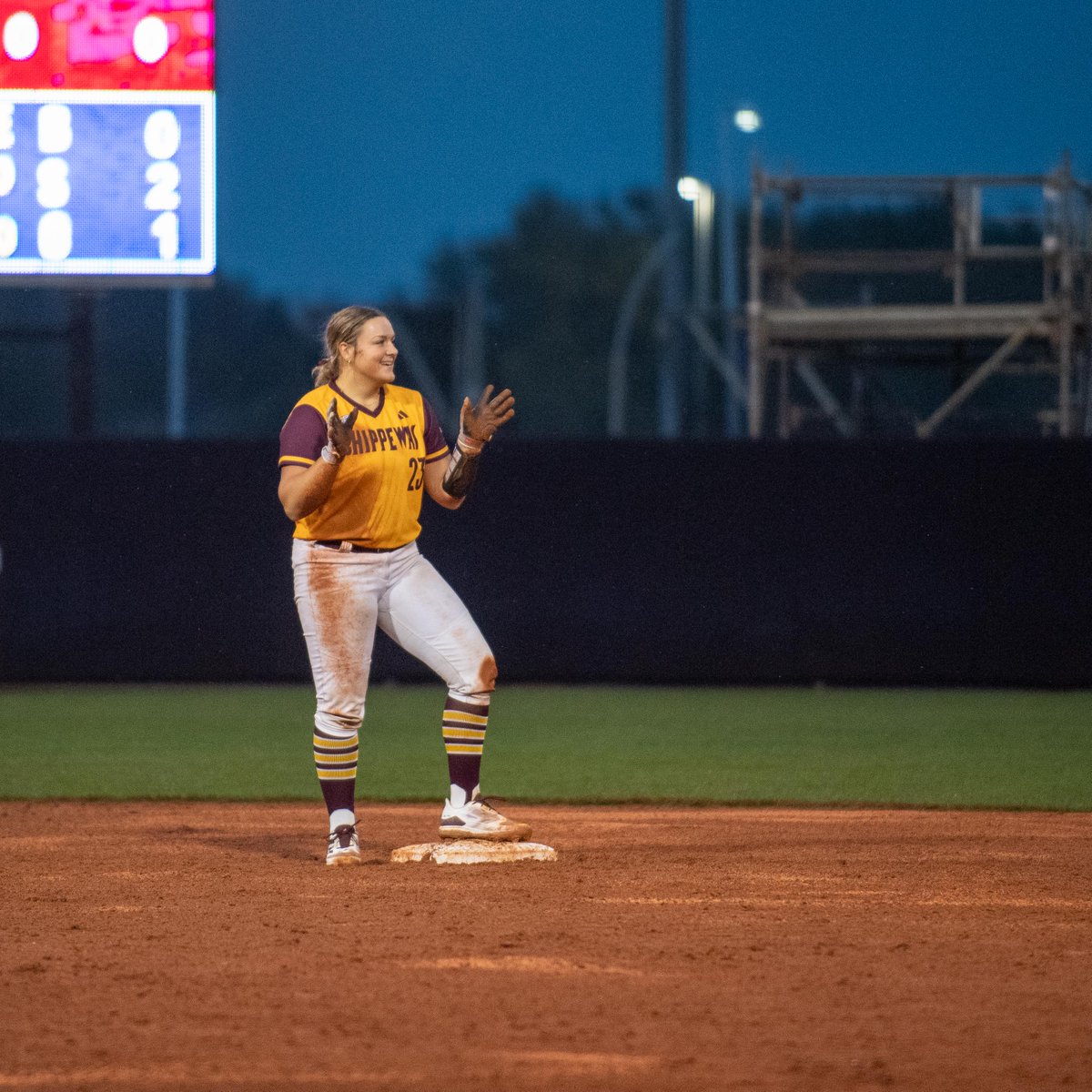 When you run so fast after your first collegiate hit that your helmet just flies right off...😀

New nickname - RACE Car 🏎️

#FireUpChips🔥⬆️🥎