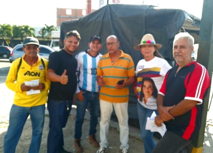 En Juan de Villegas el equipo de la Causa R sigue en la calle, apoyando a nuestra candidata Maria Corina Machado hasta el final.
#MariaCorinaYa
#LaCausaEsVenezuela