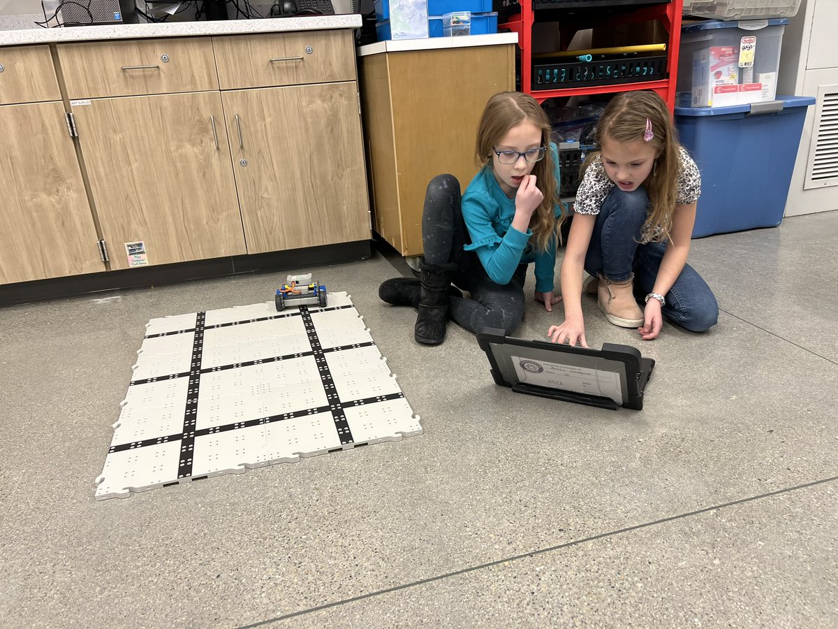 brooklyn_stem's tweet image. Kindergarten - 4th grade students are using what they learned in @PLTWorg comp sci to build and code a robotic car during STEAM/Comp Sci class. @MSDMartinsville @ericbowlen #pltwlaunch #pltw #elementaryengineeringandcoding