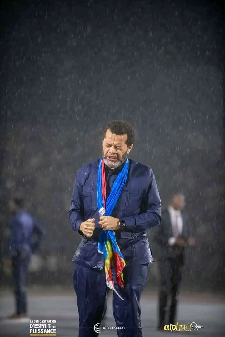 MudimbiThierry's tweet image. La prière étant une arme spirituelle, nous croyons qu'elle est aussi capable de participer à la liberation de la RDC. Que Dieu exauce la prière de son serviteur 

@MarcelloTunasi

et de tous ceux qui ont prié avec lui sous cette pluie en faveur de la #nation à la clôture de leur