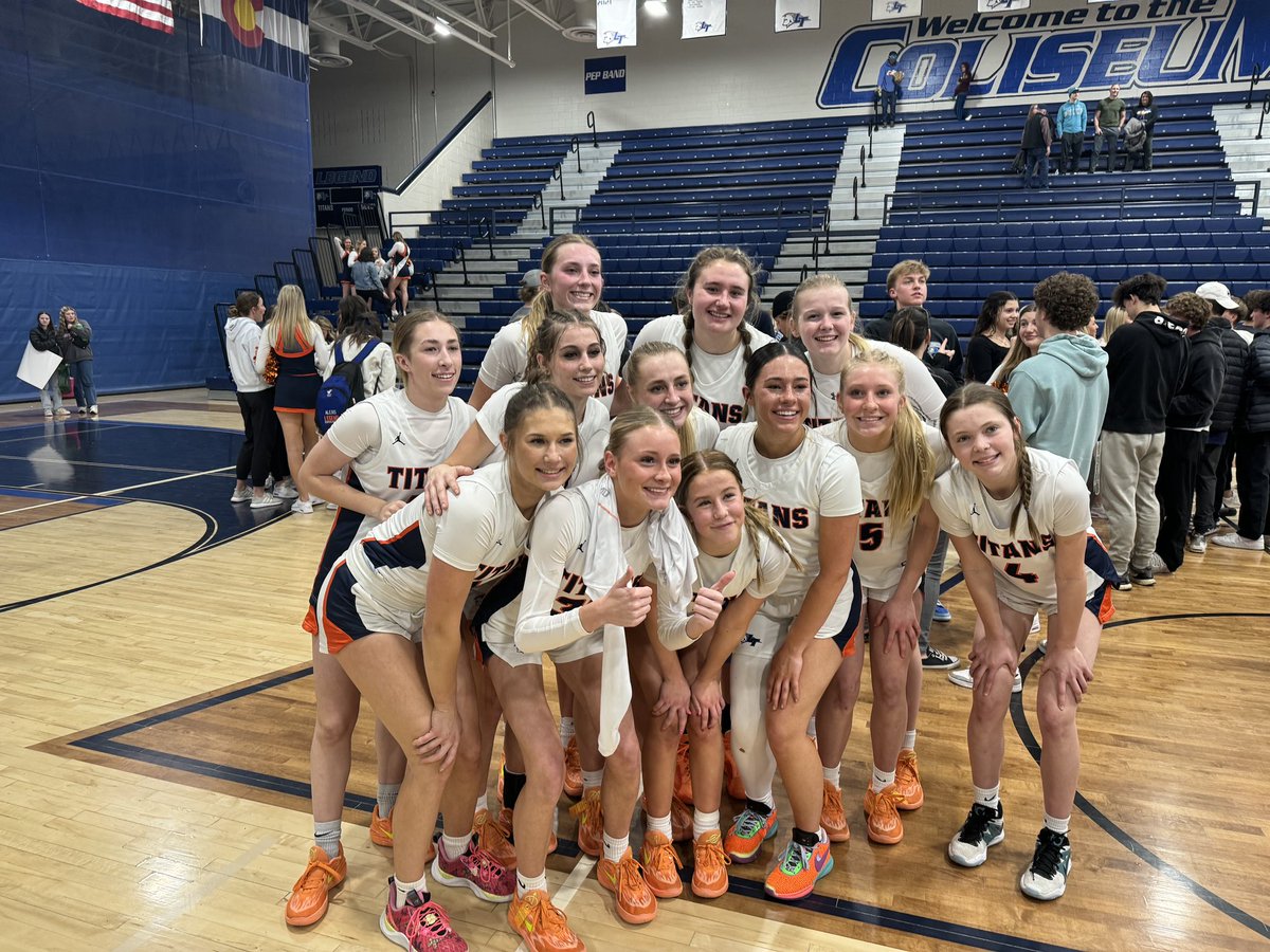 ❤️ 🏀 🙏 😅 Tuff win. Thankful for these 12. @LadyTitanSwish