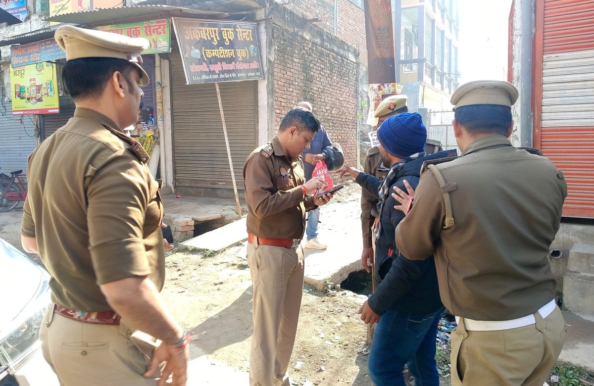 ambedkarnagrpol's tweet photo. आरक्षी पुलिस भर्ती लिखित परीक्षा को दृष्टिगत रखते हुये #SP द्वारा "बीएनकेबी इंटर कॉलेज" परीक्षा केन्द्र पर तैनात पुलिसकर्मियों को चेक कर @upprpb द्वारा जारी गाइड्‌लाइन्‌ के तहत संबंधित को दिशा-निर्देश दिए गए व परीक्षा केंद्र के आस-पास खड़े संदिग्ध व्यक्तियों की चेकिंग की गई। https://t.co/H3IYlwCpK4