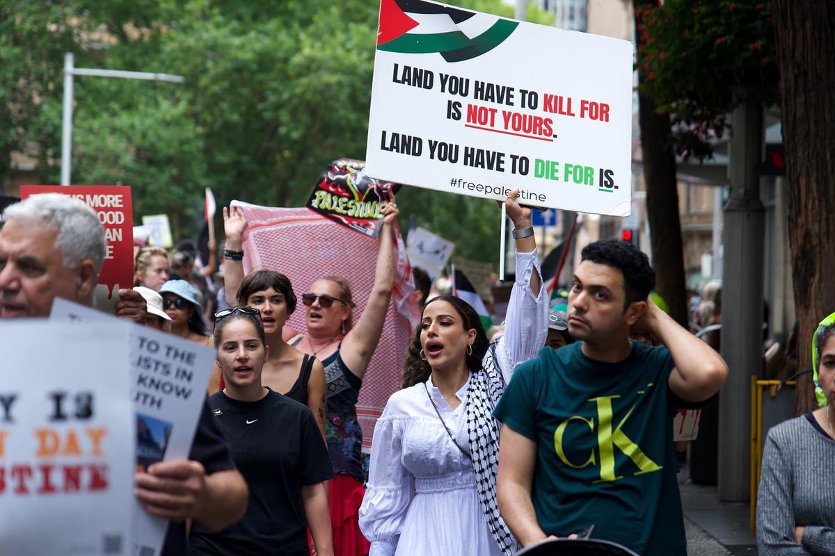 Thousands joined the 19th weekly rally for Palestine in a row in Gadigal/Sydney on February 17. Speakers called on the Albanese government to restore funding to UNRWA, end the shipment of arms and cut ties with Israel. Photos: Zebedee Parkes #freepalestine #greenleft