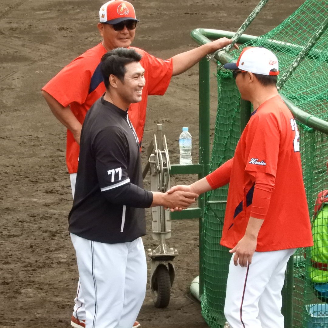 yamanao8705's tweet image. 今日は午後から千葉ロッテマリーンズと練習試合で、栗原健太さんが練習前に挨拶されてました

20240217

#栗原健太