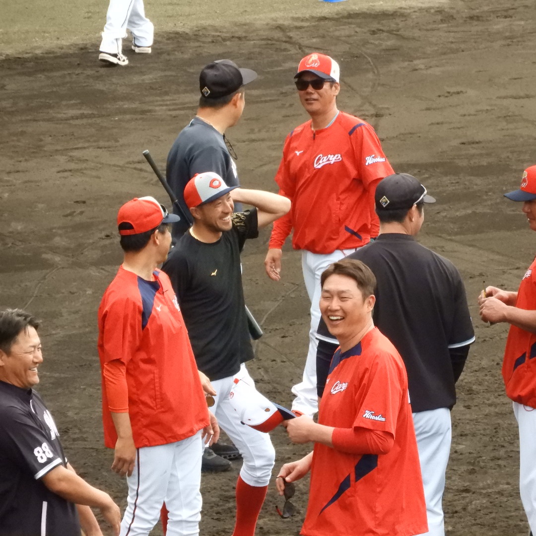 yamanao8705's tweet image. 今日は午後から千葉ロッテマリーンズと練習試合で、栗原健太さんが練習前に挨拶されてました

20240217

#栗原健太