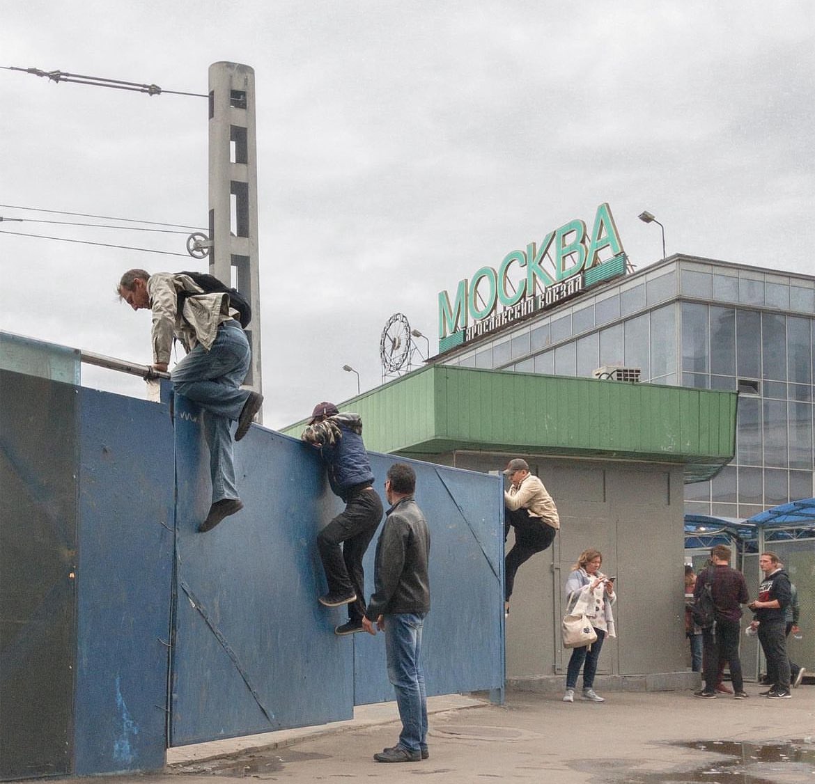 christindim's tweet photo. RIP Дмитрий Марков - фотографът, 
който направи снимката, превърнала се в символ на преследването на Навални. С фотографиите си той разказваше за живота в провинцията и показваше истинското лице на Русия. Вчера също е починал. 💔 https://t.co/LeLOTaeddN