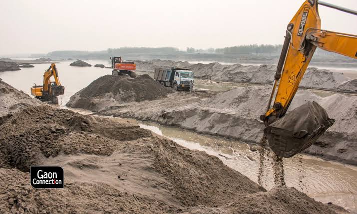 IndianTechGuide's tweet photo. 🚨 Maharashtra has decided to sell sand online on a 'no profit no loss' basis, to enable people buy at a cheaper rate and avoid illegal sand mining. https://t.co/4UYCsXZmlf