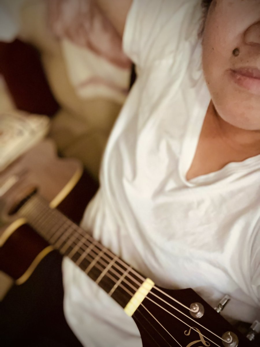iamchrysss1's tweet photo. She kinda sexy…..chillin with this one 😏😅🎶🎵🎸 #chillfriday #guitar #acousticguitar https://t.co/maVVV4ZNPz