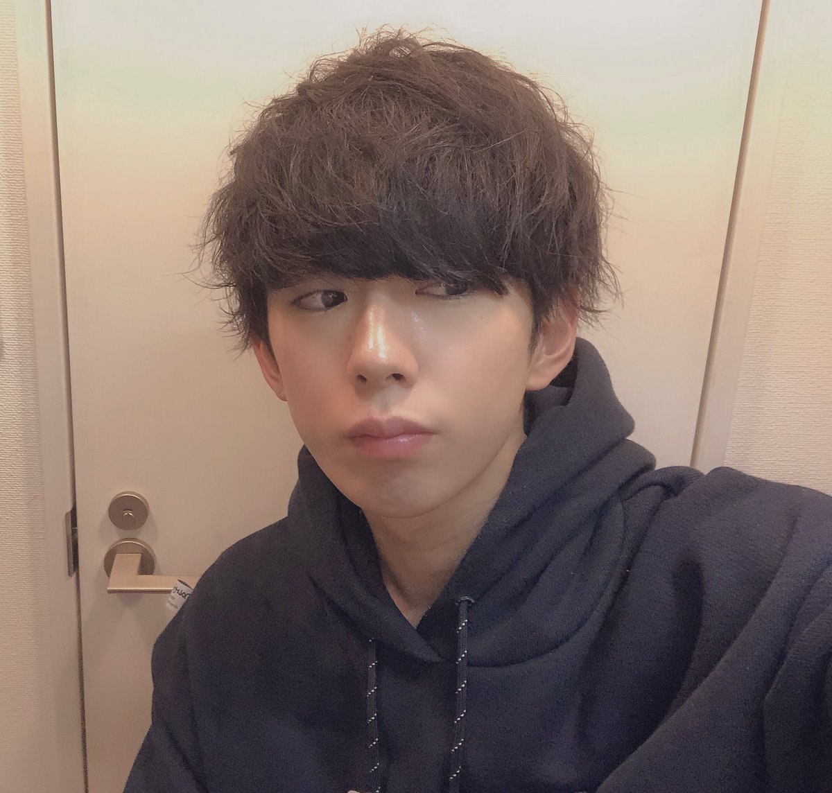 ituki777h's tweet photo. こんにちは！

昨日もありがとうございました✨
ステイの時に居酒屋連れてってもらいました！

陶器のグラスに入った
ビール美味しかった😋

ありがとうございました！

自撮りの時どういう���情すればわからない時は目線逸らせばいいと思ってる🥺 https://t.co/kzVA7maHPC