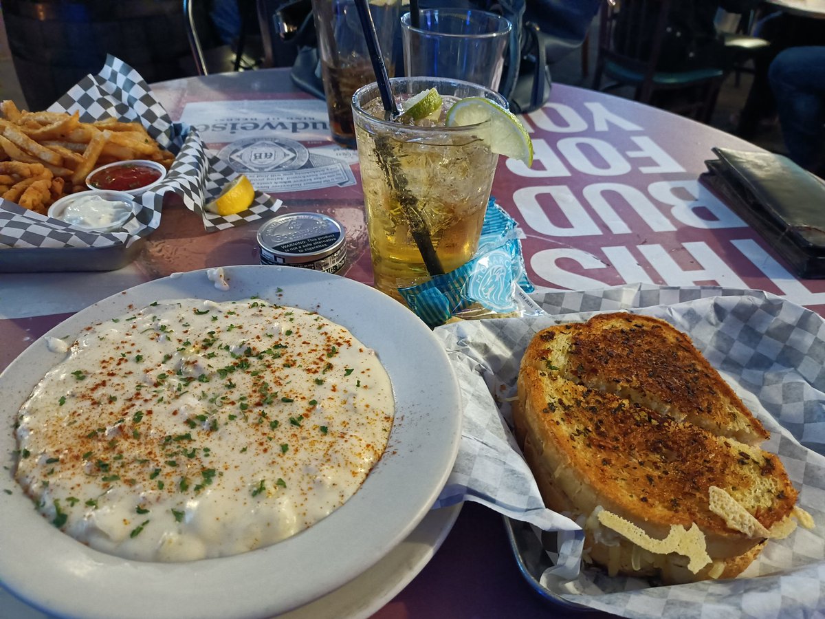 TheDailyCowman's tweet image. Last minute trip with the bride before the calves start dropping

I needed a few days out of the mud before I lost it

Thanks @DakotaOlberding

#WentCoastal #Pendleton #ClamChowder and probably the best dungeness crab melt sandwich I have ever had

#Zellers Lincoln City Oregon
