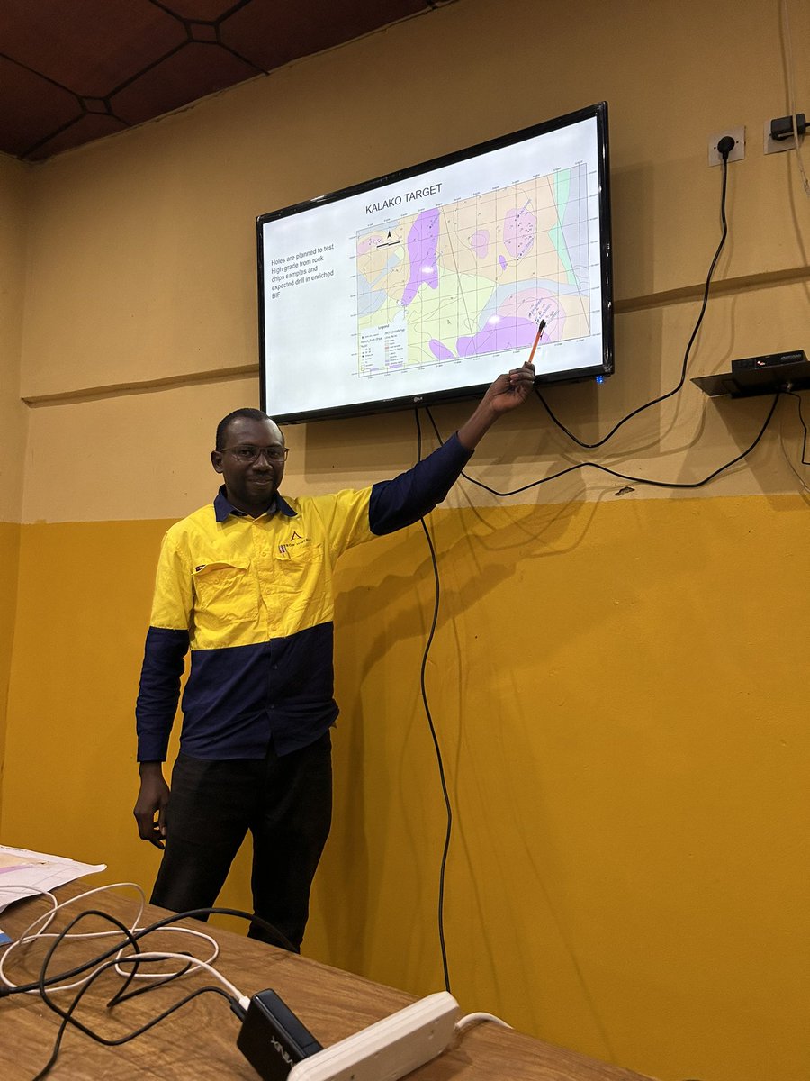 DavidFlanagan_'s tweet image. One of our great geologists Soro describing the Kalako #iron Prospect @ArrowMinerals #SimandouNorth &amp;amp; why we are very excited #localContent #discovery #community