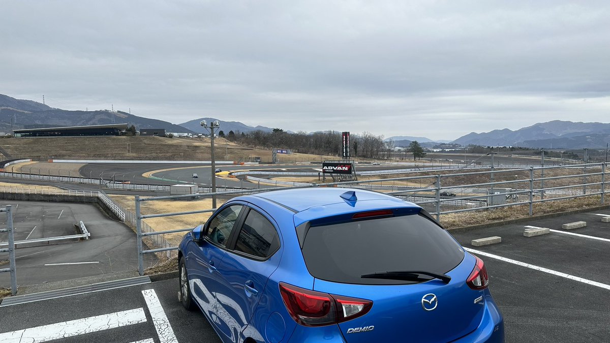 bobby_shew1986's tweet photo. 富士スピードウェイのエコカーカップ見学に来てる🏁
全開でスポーツ走行する時とは、また違った難しさや楽しさがありそう😇
いつかデミオで出てみたい所存👌
#エコカーカップ
#エコカーカップ2024
#ecocarcup
#富士スピードウェイ
#FSW https://t.co/TPQMC9hwWP