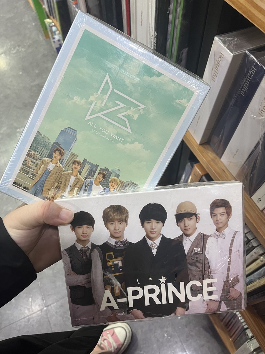 MIMIlROSE's tweet photo. wdym they got a-prince and iz albums for sale https://t.co/OSJ4JvlW5u