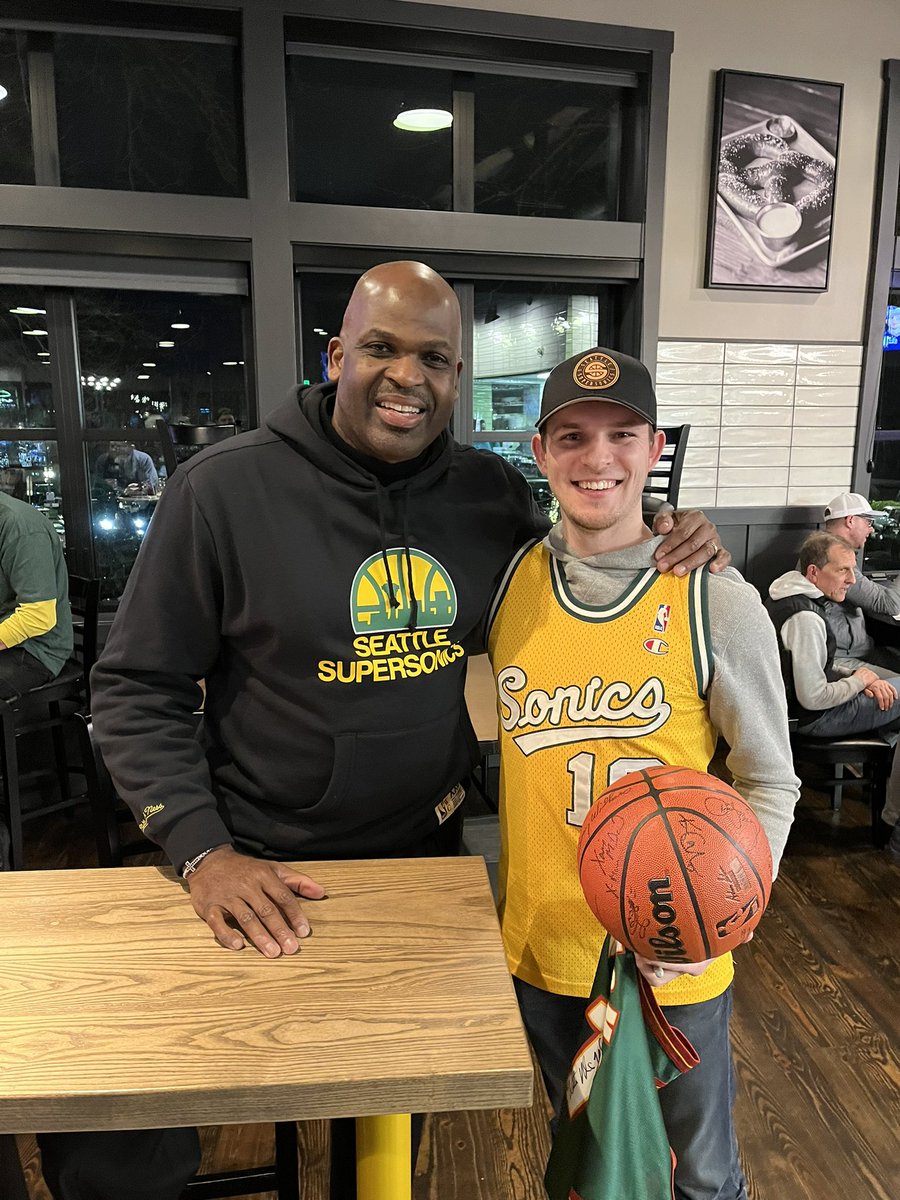Big S/O to @Iconic_sonics, @QueenAnneHall & @simplyseattle for hosting the Meet & Greet with Nate McMillan in Kirkland tonight.
 Was so great after all these years to finally meet Mr. Sonic!!
Legendary athlete/coach and an incredibly nice human being.

#BringEmBack 💚💛