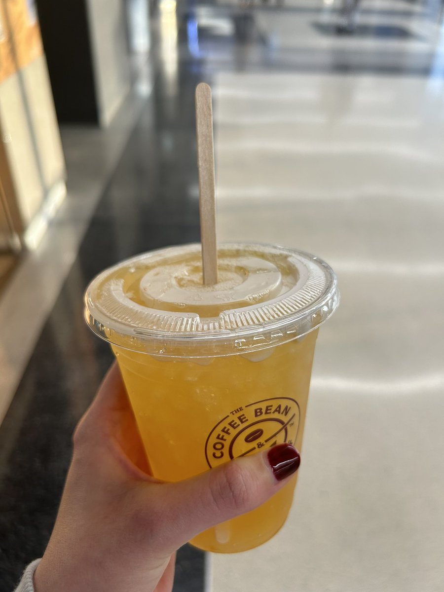 marissaveis's tweet photo. Why isn’t my straw working? https://t.co/omn94um7ak