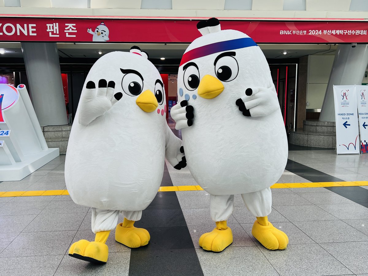 tvtokyo_tt's tweet photo. 大会2日目✨
朝からマスコットキャラクターの
#Loopy と #Chopy に遭遇☺️
今日も大会の様子をお伝えできればと思います!
中継&配信も合わせて
お楽しみください🌈
🏓世界卓球2024団体戦🇰🇷
2月16日(金)〜25日(日)開催‼️
📺テレ東・BSテレ東で連日中継
TVerで日本戦全試合ライブ配信📱💻
🔗https://t.co/6E21TT41Sr
✅試合速報、放送・配信情報、日程結果など
大会情報は番組公式サイトへ👇
🔗https://t.co/DTzwDwwTy6